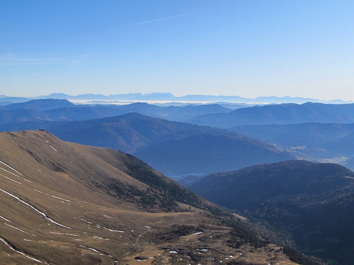 IMG_4265.JPG - Blick nach Slowenien. Das Klagenfurter Becken ist wie immer nebelgefüllt.