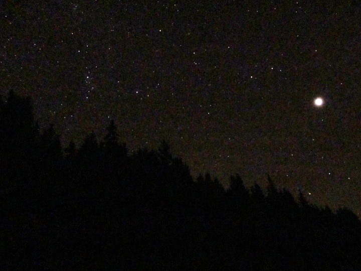 IMG_4338.JPG - Am Ende der Tour ein bissl Astronomie. M31 locker zu sehen, M33 gut, h und chi sehr deutlich, alles auf einem Blick. Jupiter, der helle Fleck hier, warf sogar Schatten!