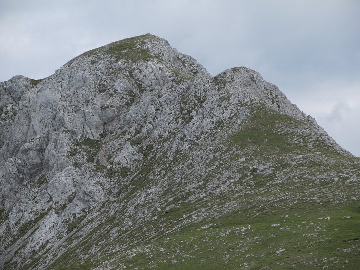 IMG_1581.JPG - Hmm. ein vorgipfel des Hochturm. Ob man da auch raufkommt? Ein Steinmann ist oben, es sieht aber nach ein wenig leichter Kletterei aus.