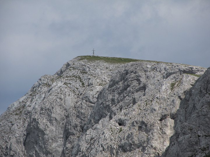 IMG_1582.JPG - Gipfelkreuz Hochturm. Rechts runter ist ein Loch im Berg. Neugierig wäre ich, was in der Höhle ist, aber ich komme dort nie hin.