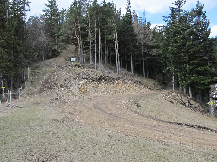 IMG_0015.JPG - An der Kreuzung. Wir gehen rechts hinauf, und werden links herunterkommen.