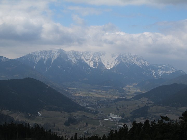 IMG_0022.JPG - Heroben haben wir einen schönen Blick zu einem Berg voller Schnee. Man könnte, und hat, ihn glatt Schneeberg nennen.